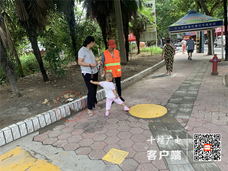 01车城西路红果林路口存在乱丢垃圾的不文明行为