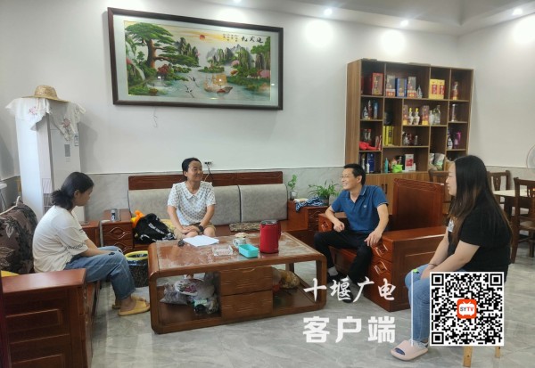 校长、书记余新山和党办主任刘瑞走访市十八中九年级学生