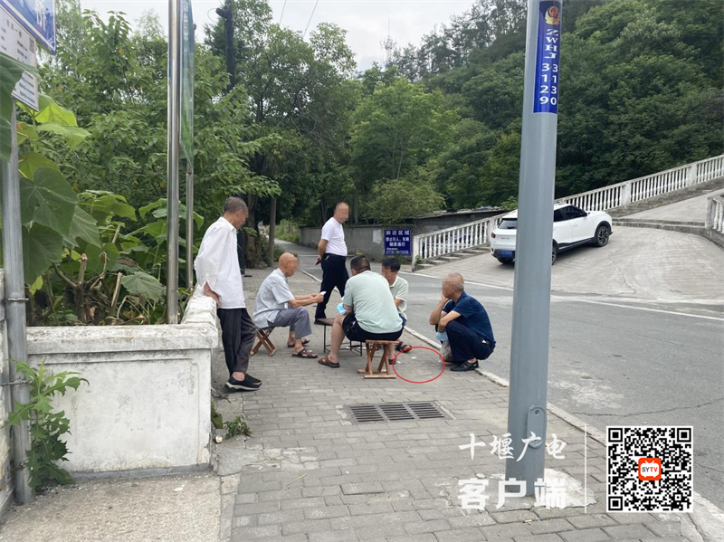 金狮路存在不戴口罩扎堆聚集、乱扔垃圾的不文明行为