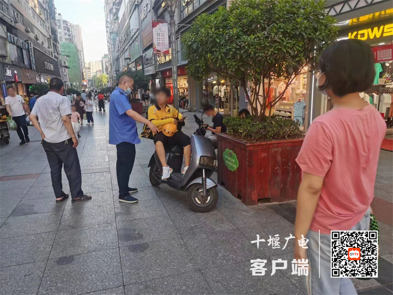 05在香港街劝导制止摩托车乱停乱放行为