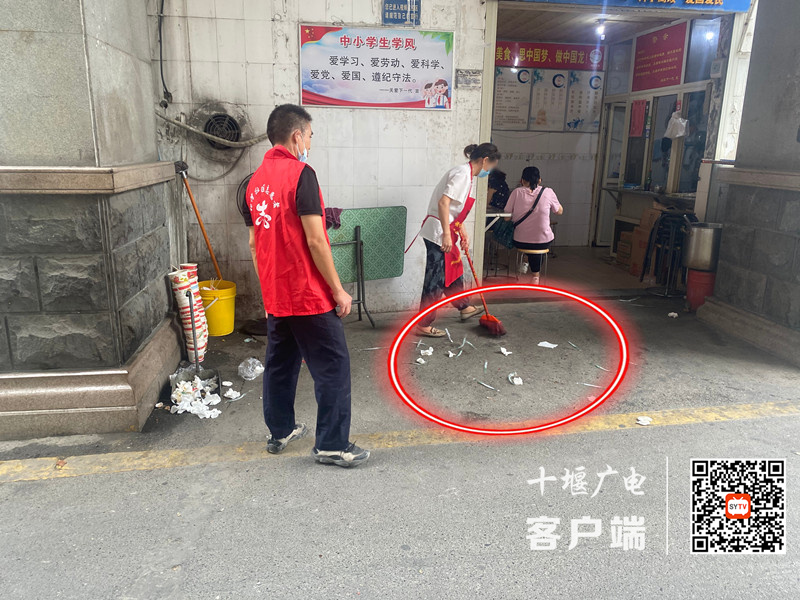 01车城路存在居民乱扔垃圾的不文明行为