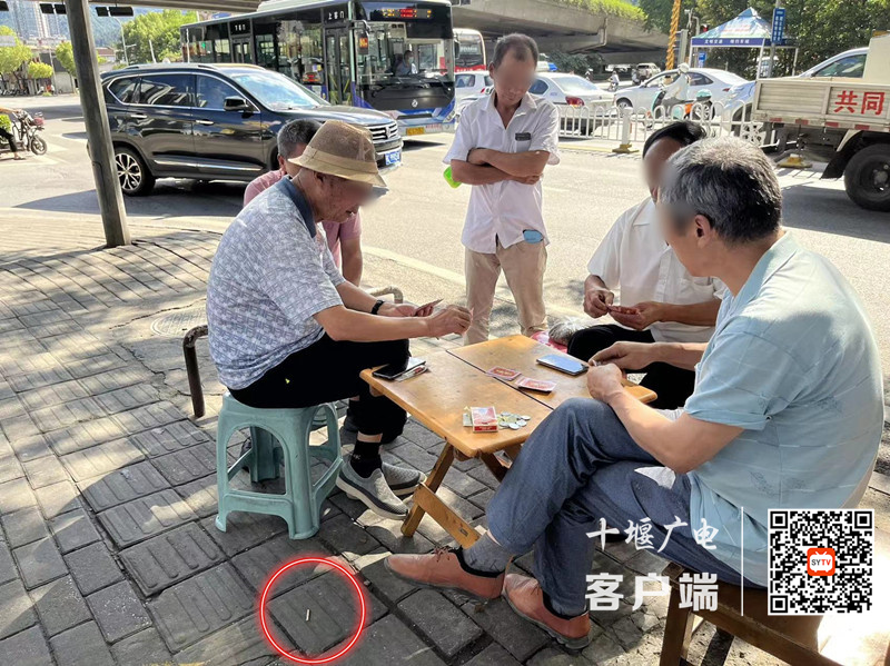 05湖南路存在乱丢烟头的不文明行为