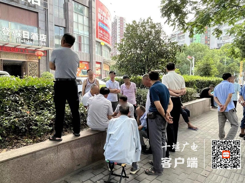 04湖南路存在不戴口罩扎堆聚集的不文明行为