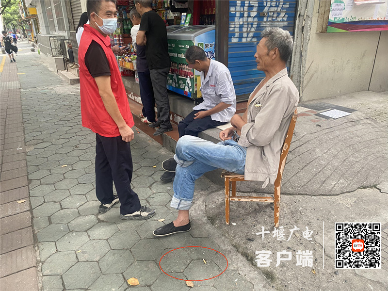 04花果路存在乱丢烟头的不文明行为