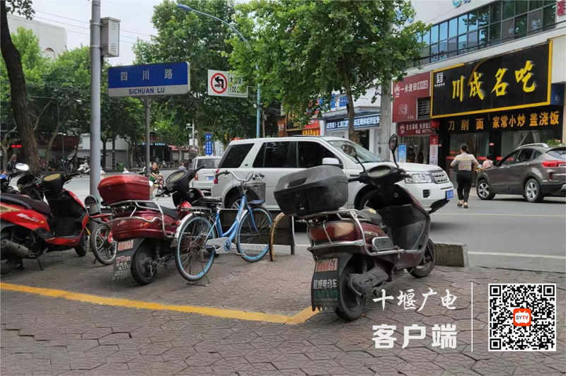 05四川路存在乱停车的不文明行为