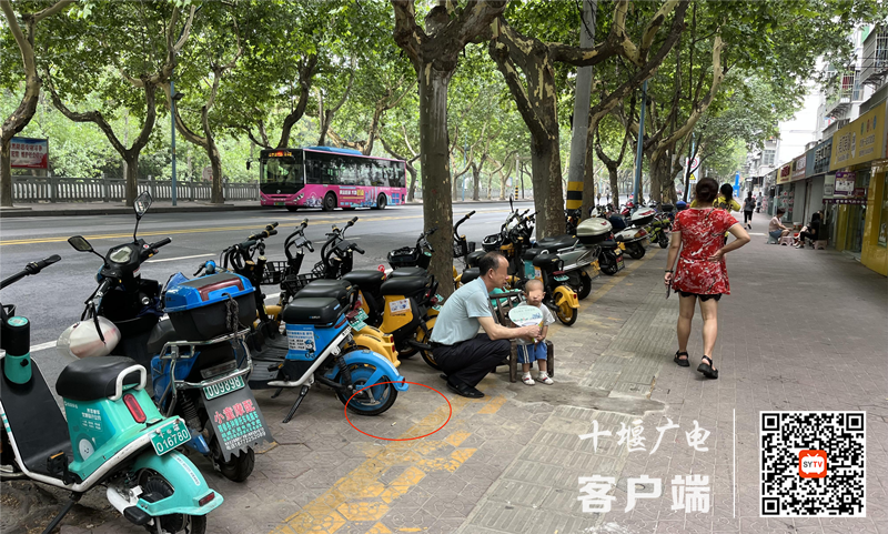 02车城西路129号门店门前存在乱丢烟头的不文明行为