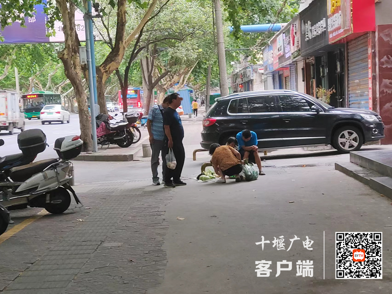 04红卫车城西路155号存在流动摊贩、占道经营的不文明行为