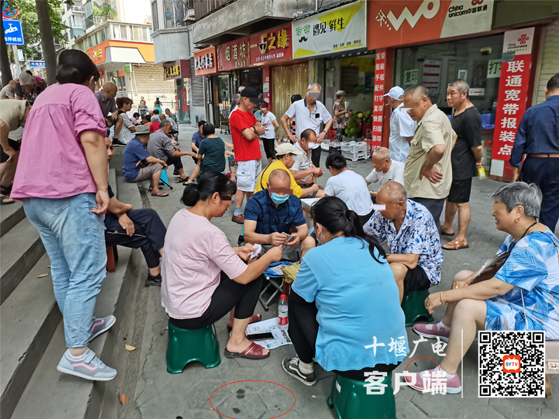 05袁家沟社区镜潭丽苑小区存在不戴口罩扎堆聚集、随地吐痰的不文明行为