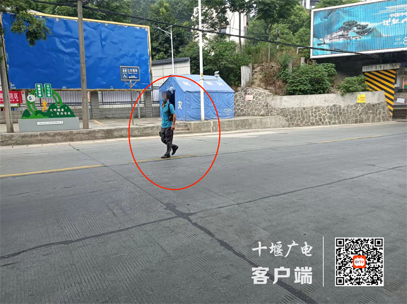 花果街道花果路火车桥旁存在横穿马路的不文明行为