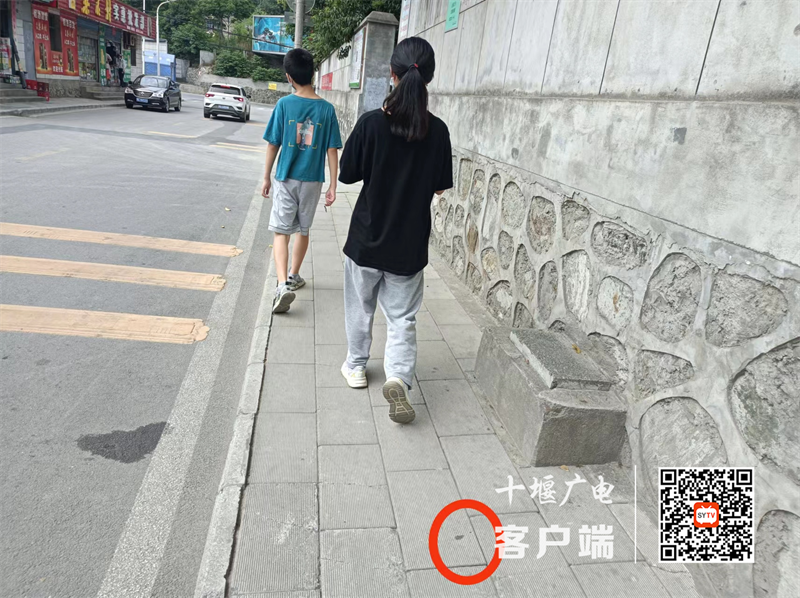 花果街道宁夏路存在随地吐痰的不文明行为