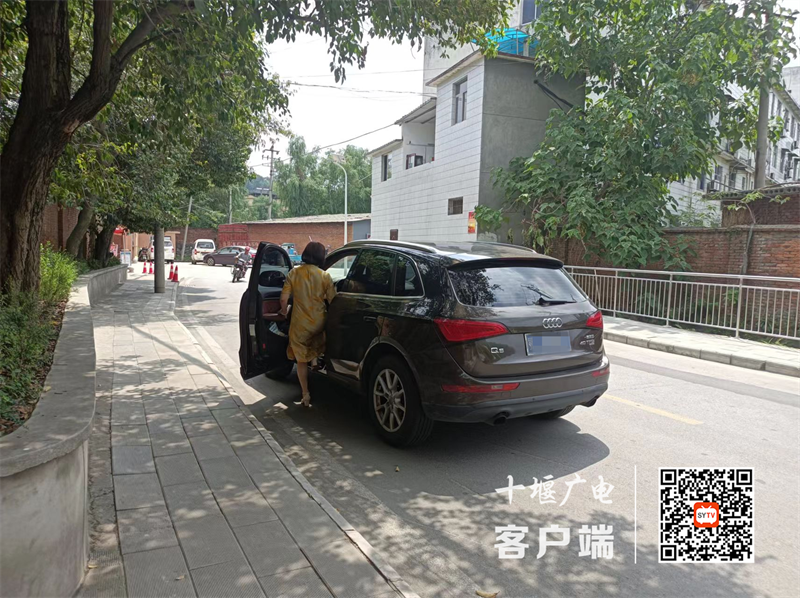 花果街道宁夏路路口处存在乱停车的不文明行为