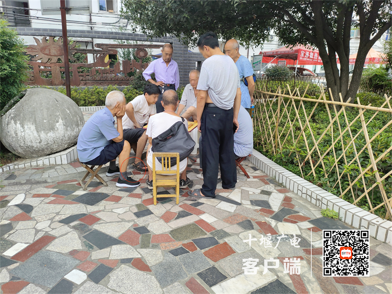 花果街道融合园小区内存在乱丢烟头、不戴口罩扎堆聚集的不文明行为