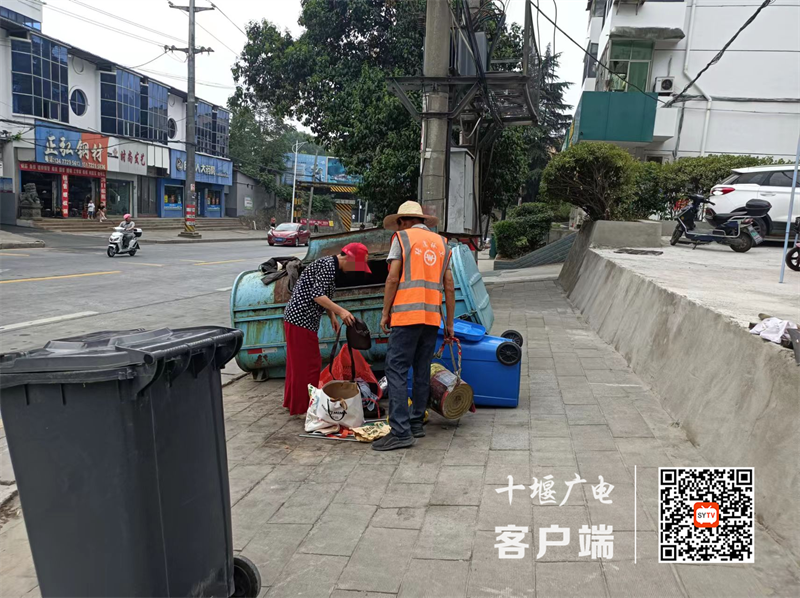 花果街道中大街垃圾箱旁存在乱扔垃圾的不文明行为