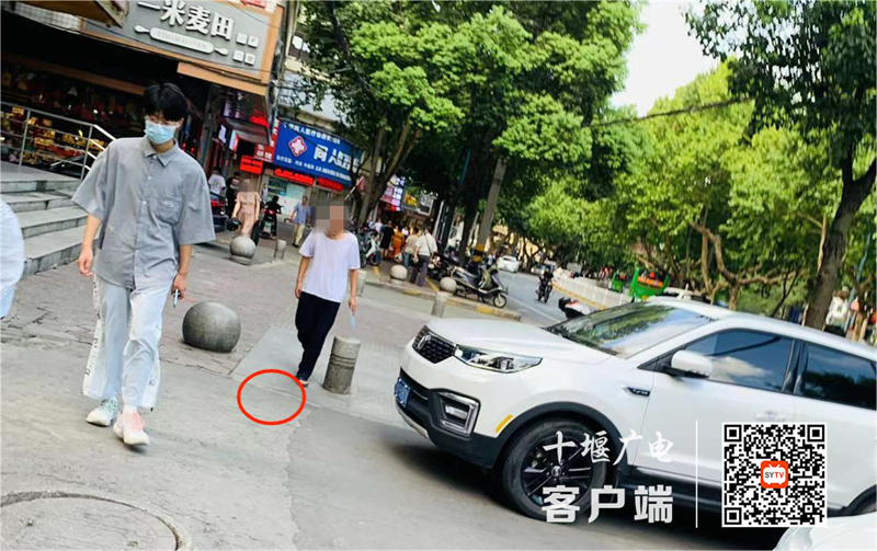 车城西路存在随地吐痰的不文明行为