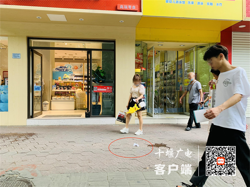 车城西路良品铺子店门口存在乱扔垃圾的不文明行为