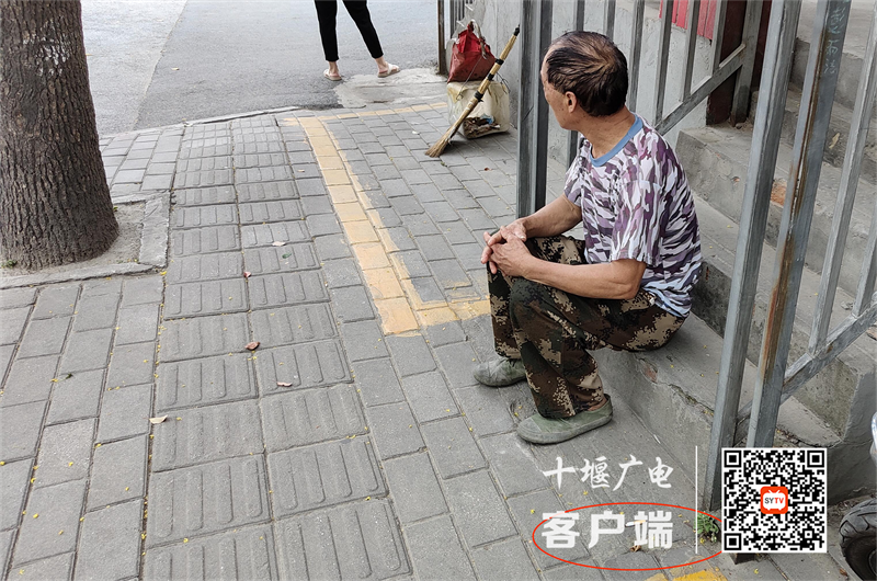 镜潭路存在乱丢烟头的不文明行为