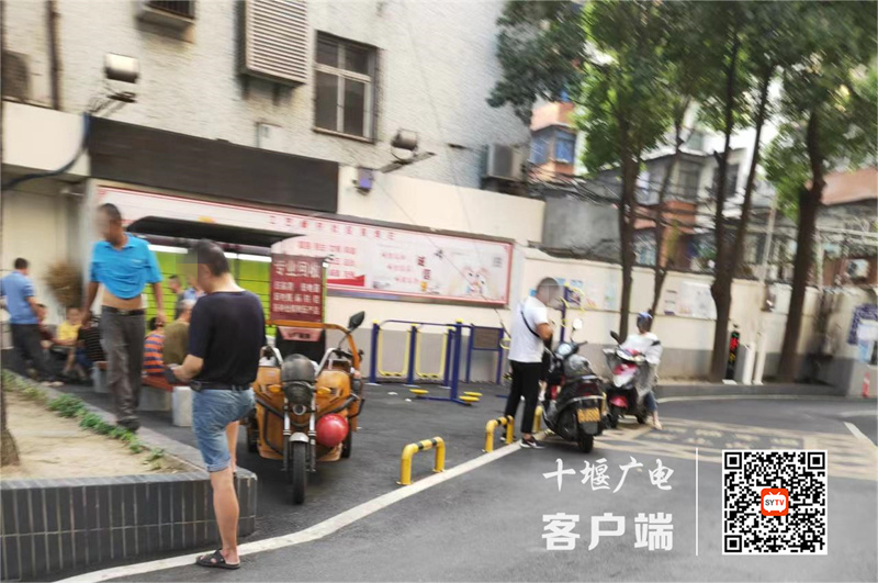 公园路存在不戴口罩扎堆聚集的不文明行为