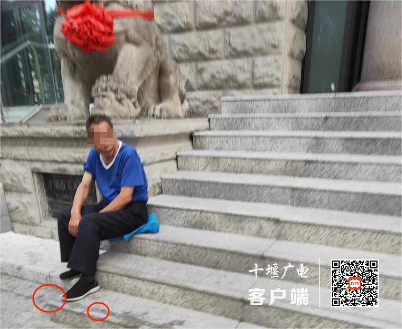 汉江中路存在随地吐痰的不文明行为