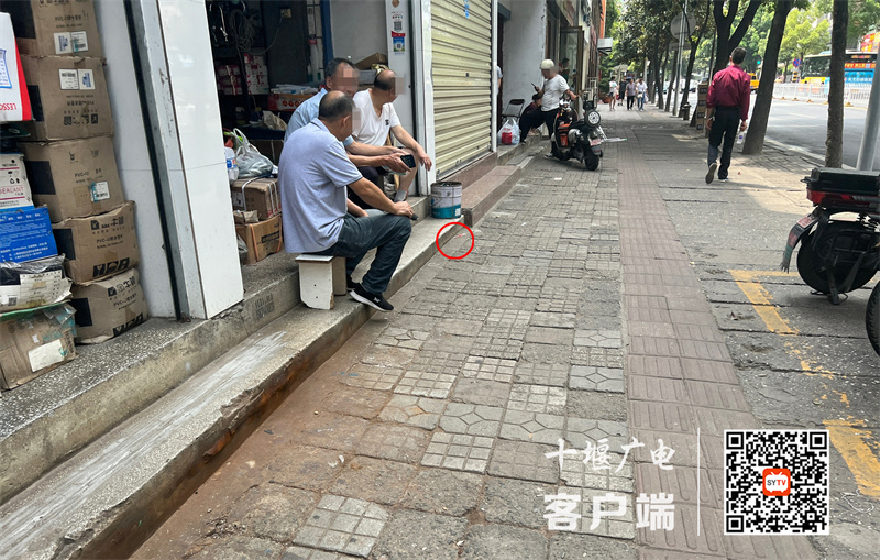01朝阳中路20号五金店门口乱扔垃圾_爱奇艺