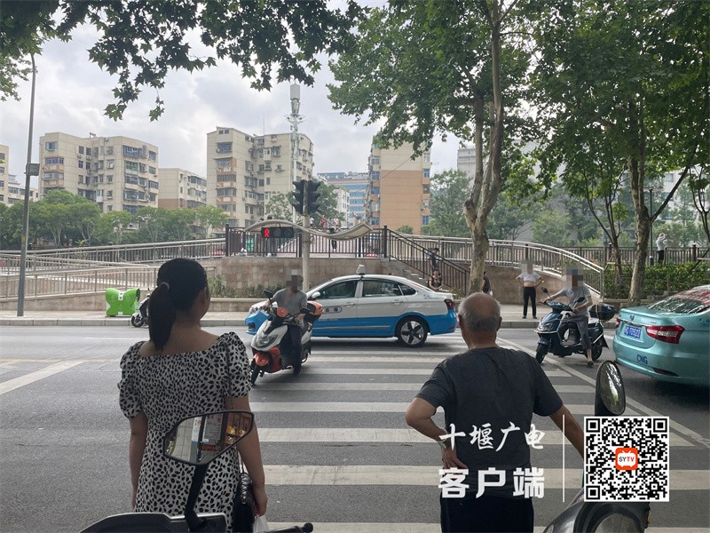 02朝阳中路红绿灯摩托车闯红灯