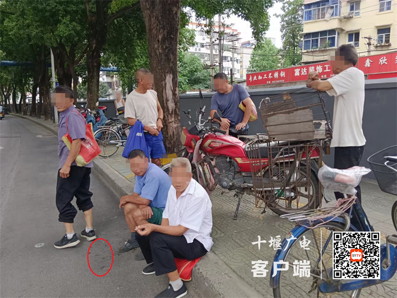 广东路22厂桥头存在随地吐痰不文明行为