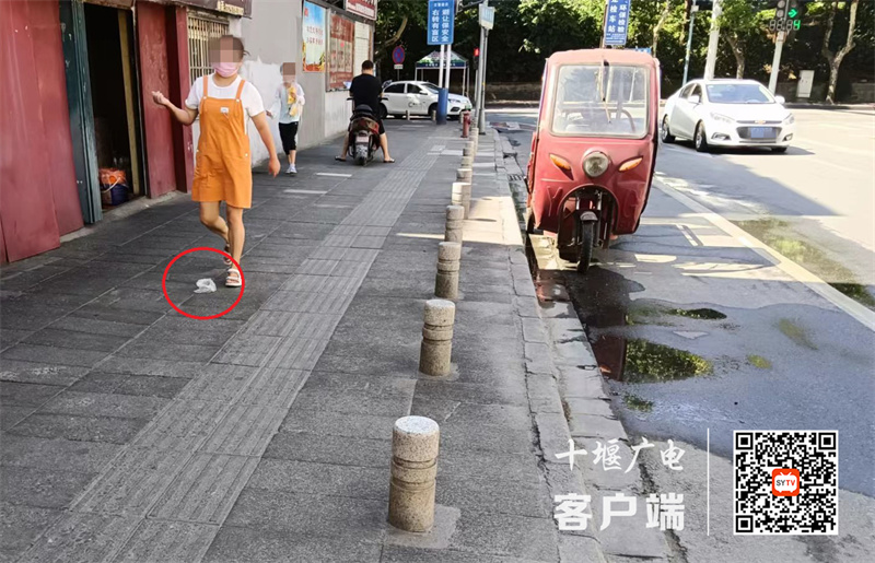 凯旋大道和车城西路交汇处存在乱扔垃圾不文明行为