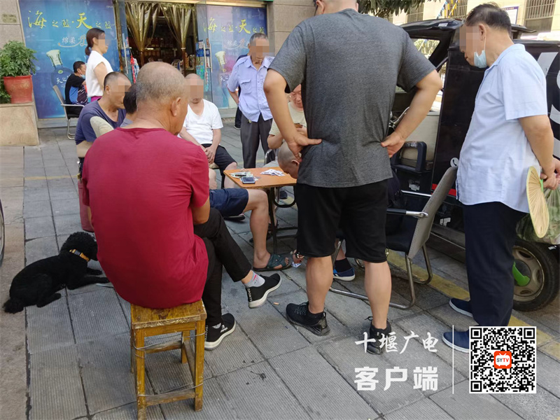 凯旋大道阳光蓝山郡门口存在不戴口罩扎堆聚集的不文明行为