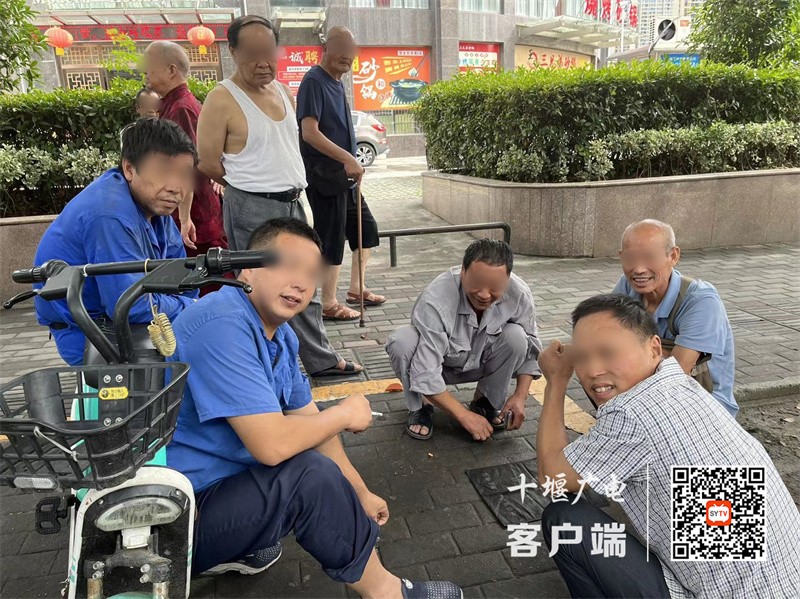 湖南路存在居民不戴口罩扎堆聚集的不文明行为。