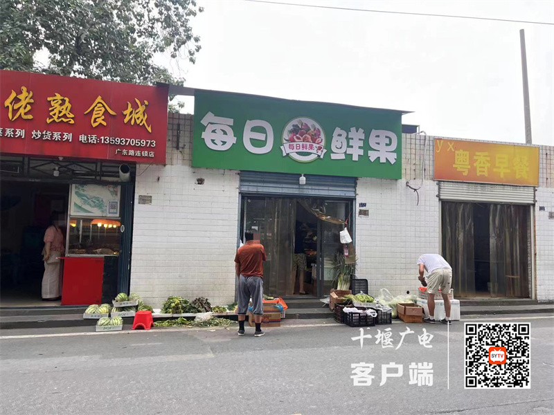 银河北路每日鲜果店存在占道经营的不文明行为
