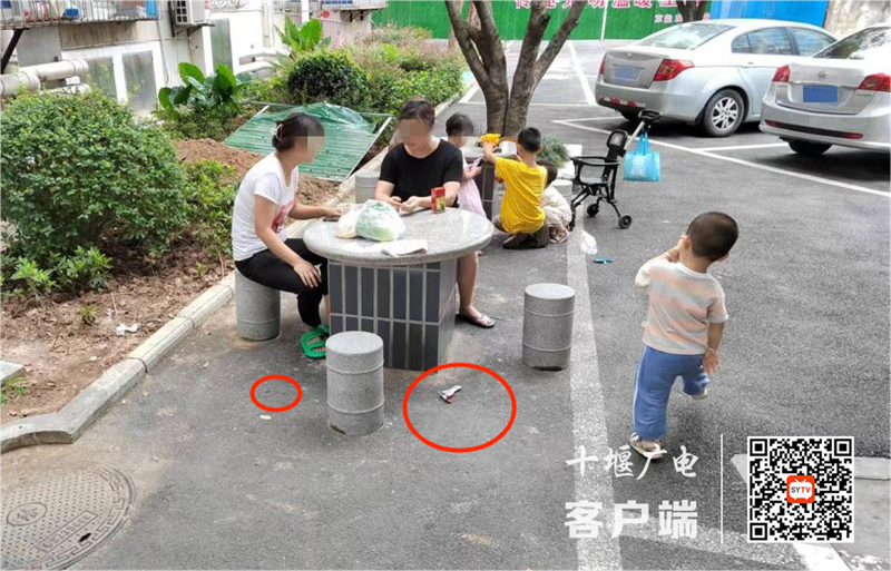 银河小区存在随地吐痰、乱扔垃圾的不文明行为