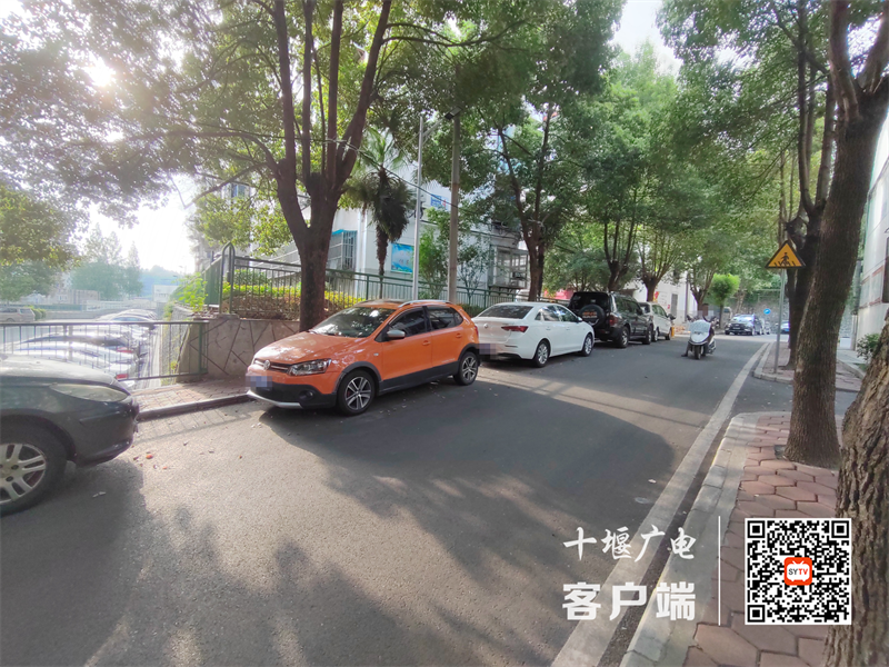 银河小区内存在乱停车的不文明行为
