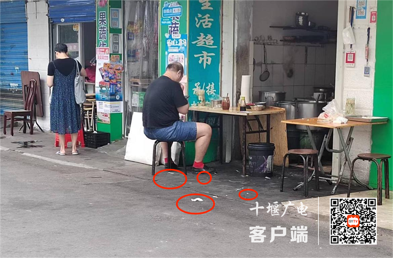 银河小区小广场早餐店前存在乱丢烟头、乱扔垃圾的不文明行为