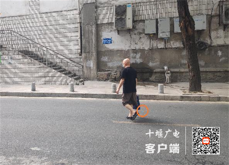 放马坪路存在随地吐痰的不文明行为