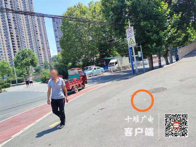 四九路口红绿灯处存在乱扔垃圾的不文明行为
