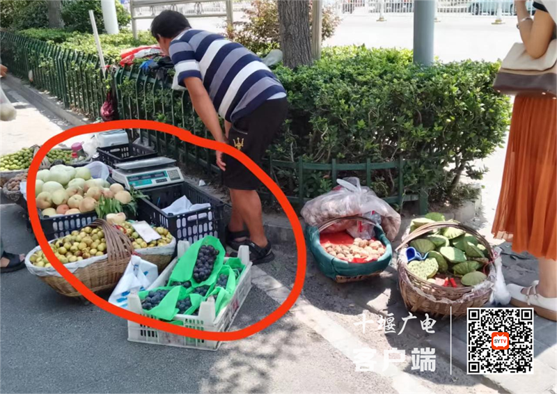 万达交通人行道处存在流动摊贩占道经营的不文明行为