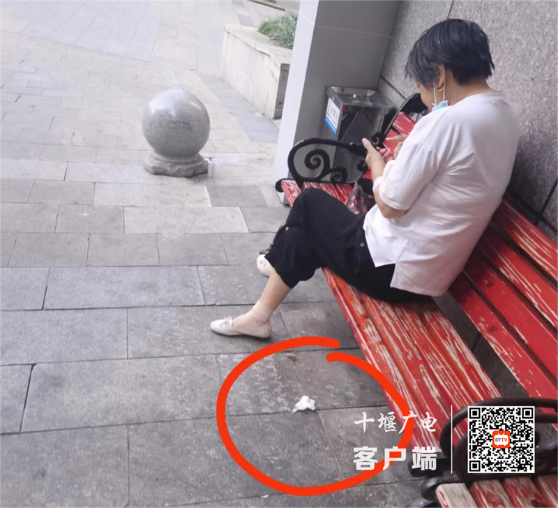 阳光栖谷小区内存在乱扔垃圾、随地吐痰的不文明行为