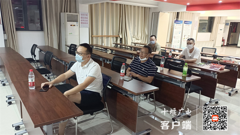 8月11日凌晨4点汉江路中心小学党员志愿者向疫而行，火速奔赴阳光社区。_副本