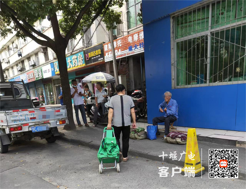 汉江南路摩托车维修店门口存在未规范佩戴口罩的不文明行为