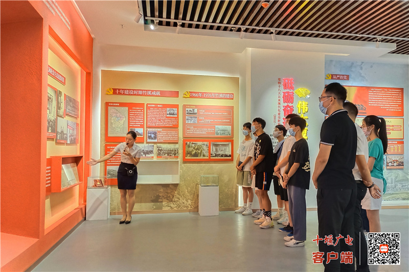 今年8月，该县纪委监委结合党风廉政建设“宣教月”活动，聚焦加强年轻干部廉洁教育，联合团县委推出“青廉学·青廉说·青廉行”系列活动。图为年轻干部在竹溪党史馆参观学习，接受教育洗礼。