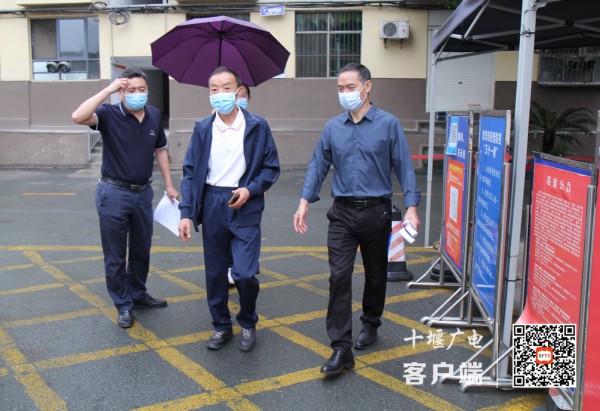 值班领导引导扫码异常者到临时隔离点
