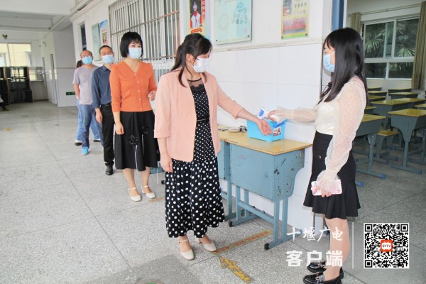 进入学生教室测温演练