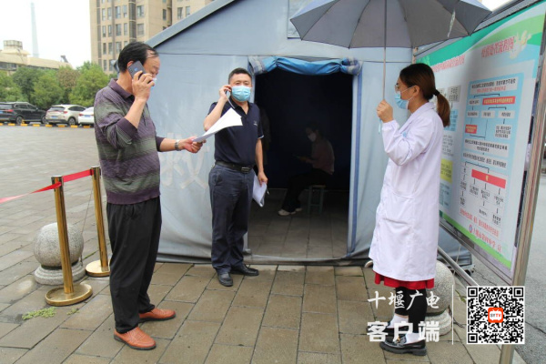 领导向区卫生部门汇报体温异常情况