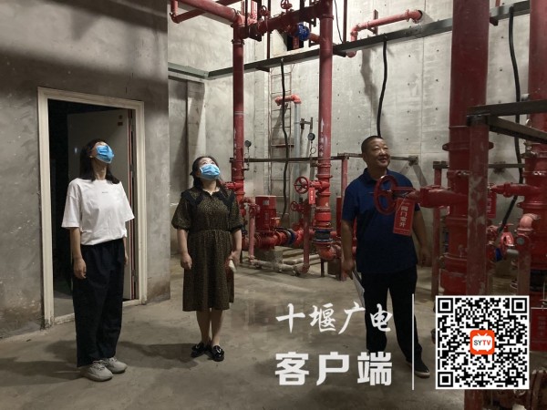 开学前，学校安全检查领导小组对学校各点位进行仔细的安全排查