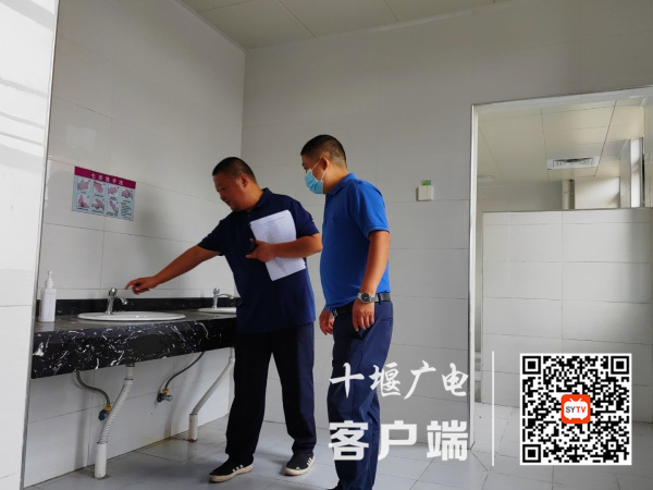 开学前，学校安全检查领导小组对学校各点位进行仔细的安全排查4
