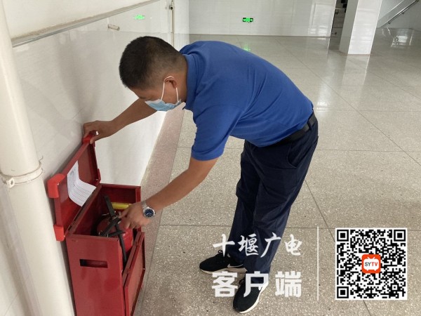 开学前，学校安全检查领导小组对学校各点位进行仔细的安全排查1
