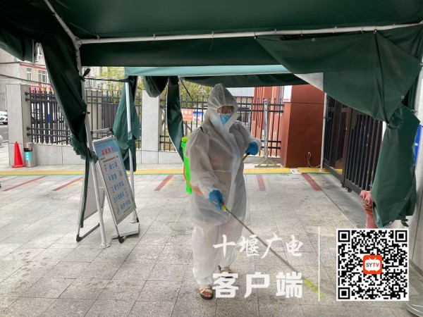 开学前，学校后勤处在校园及周边进行了了彻底的消杀