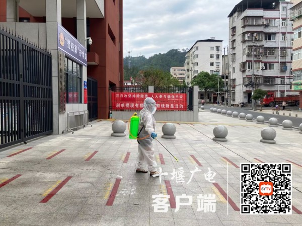 开学前，学校后勤处在校园及周边进行了了彻底的消杀 1