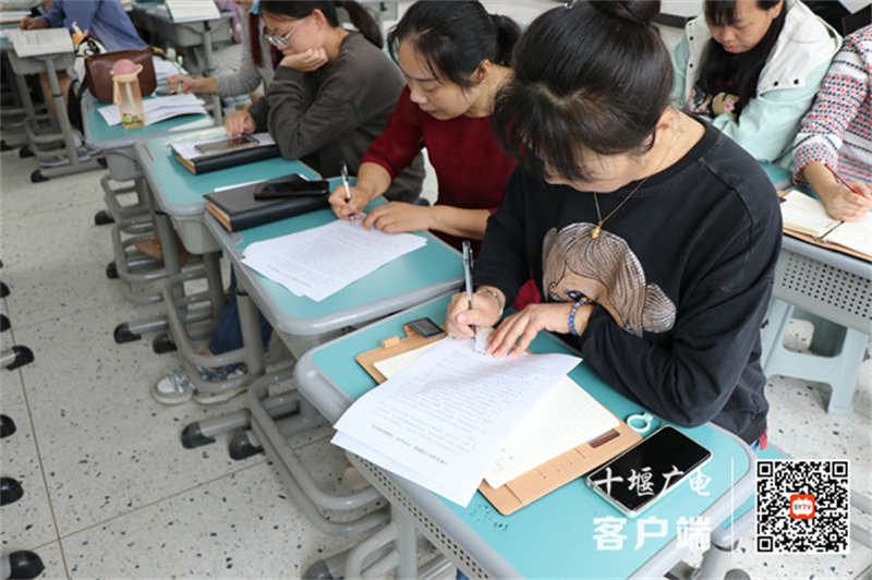 老师们签订师德师风承诺书