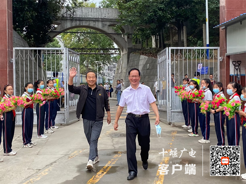 少先队员校门口迎接教师1