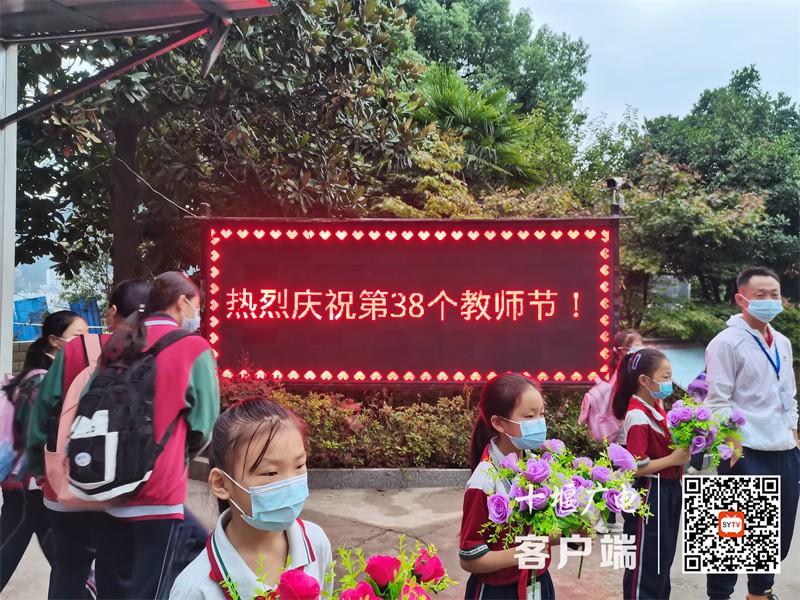 少先队员校门口迎接教师2